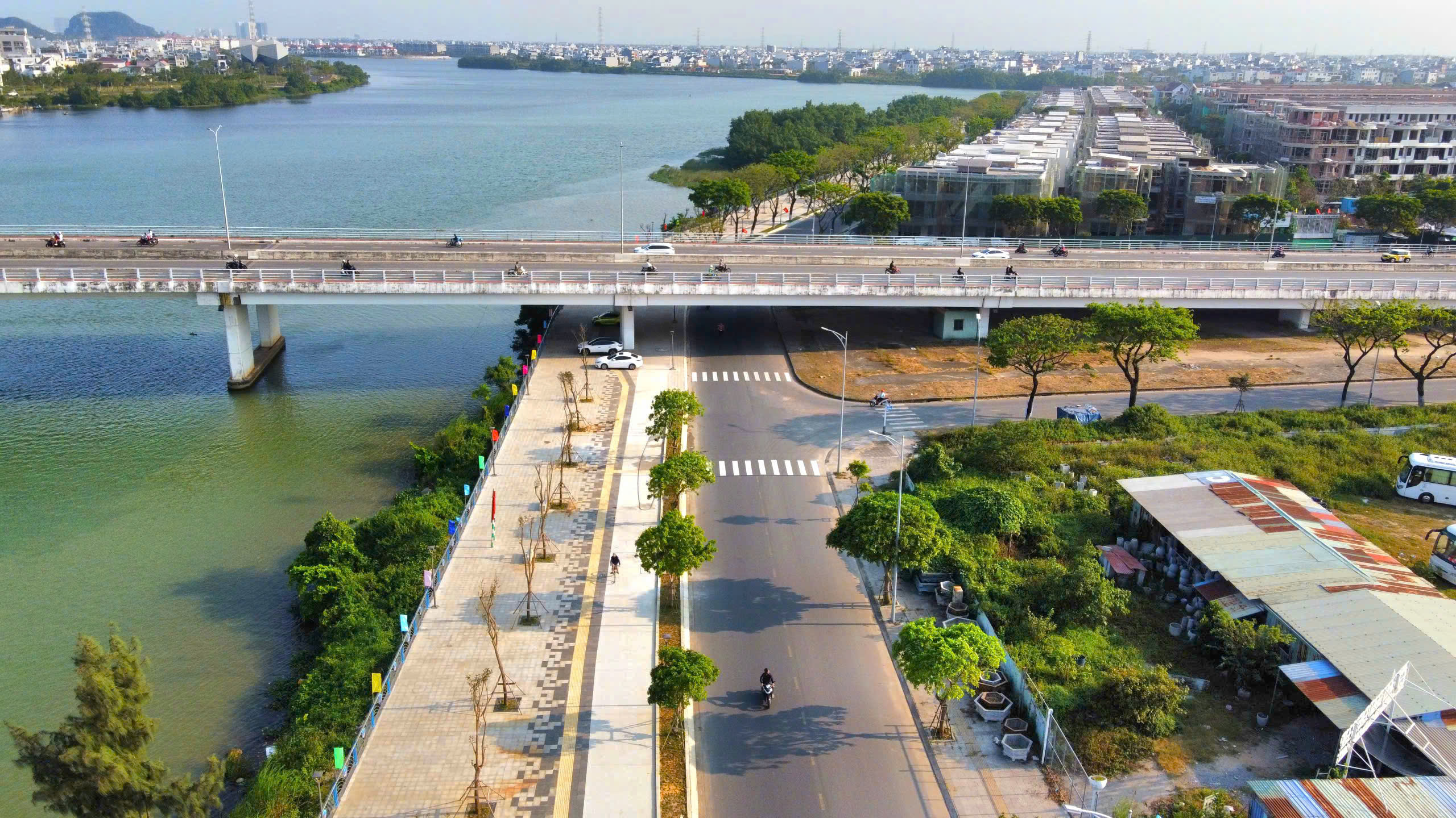Ngắm vỉa hè đường ven sông ở Đà Nẵng có lối đi riêng cho xe đạp- Ảnh 1. Ngắm vỉa hè đường ven sông ở Đà Nẵng có lối đi riêng cho xe đạp- Ảnh 1.
