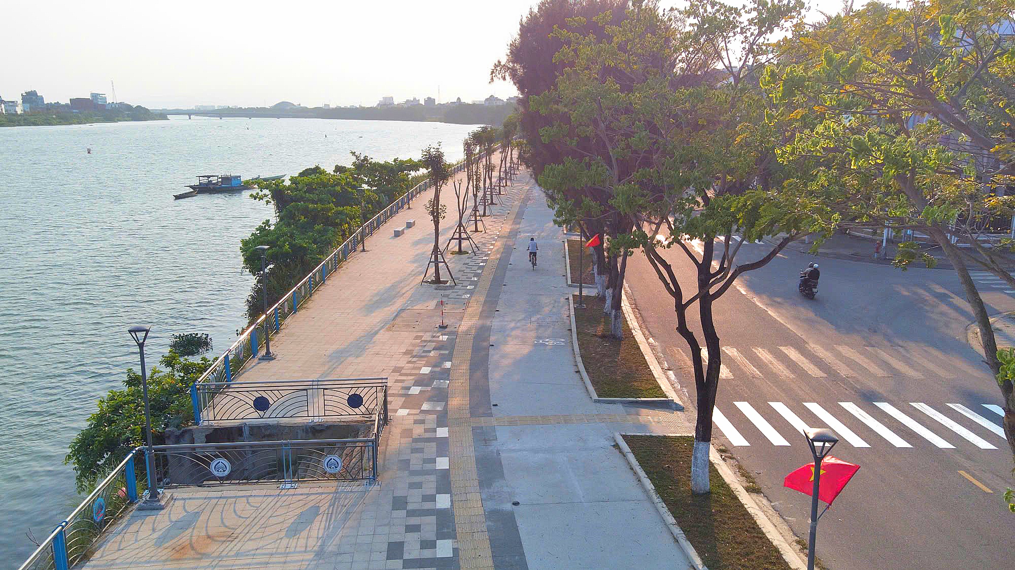 Ngắm vỉa hè đường ven sông ở Đà Nẵng có lối đi riêng cho xe đạp- Ảnh 8. Ngắm vỉa hè đường ven sông ở Đà Nẵng có lối đi riêng cho xe đạp- Ảnh 8.