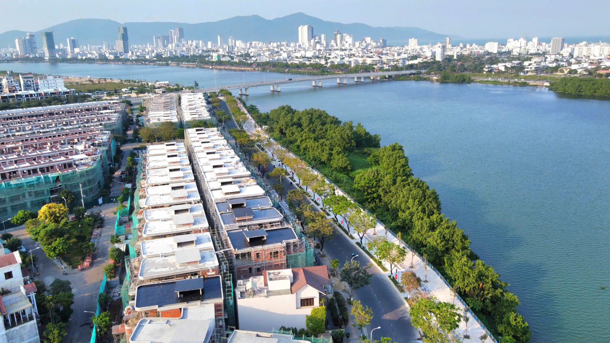 Ngắm vỉa hè đường ven sông ở Đà Nẵng có lối đi riêng cho xe đạp- Ảnh 12. Ngắm vỉa hè đường ven sông ở Đà Nẵng có lối đi riêng cho xe đạp- Ảnh 12.