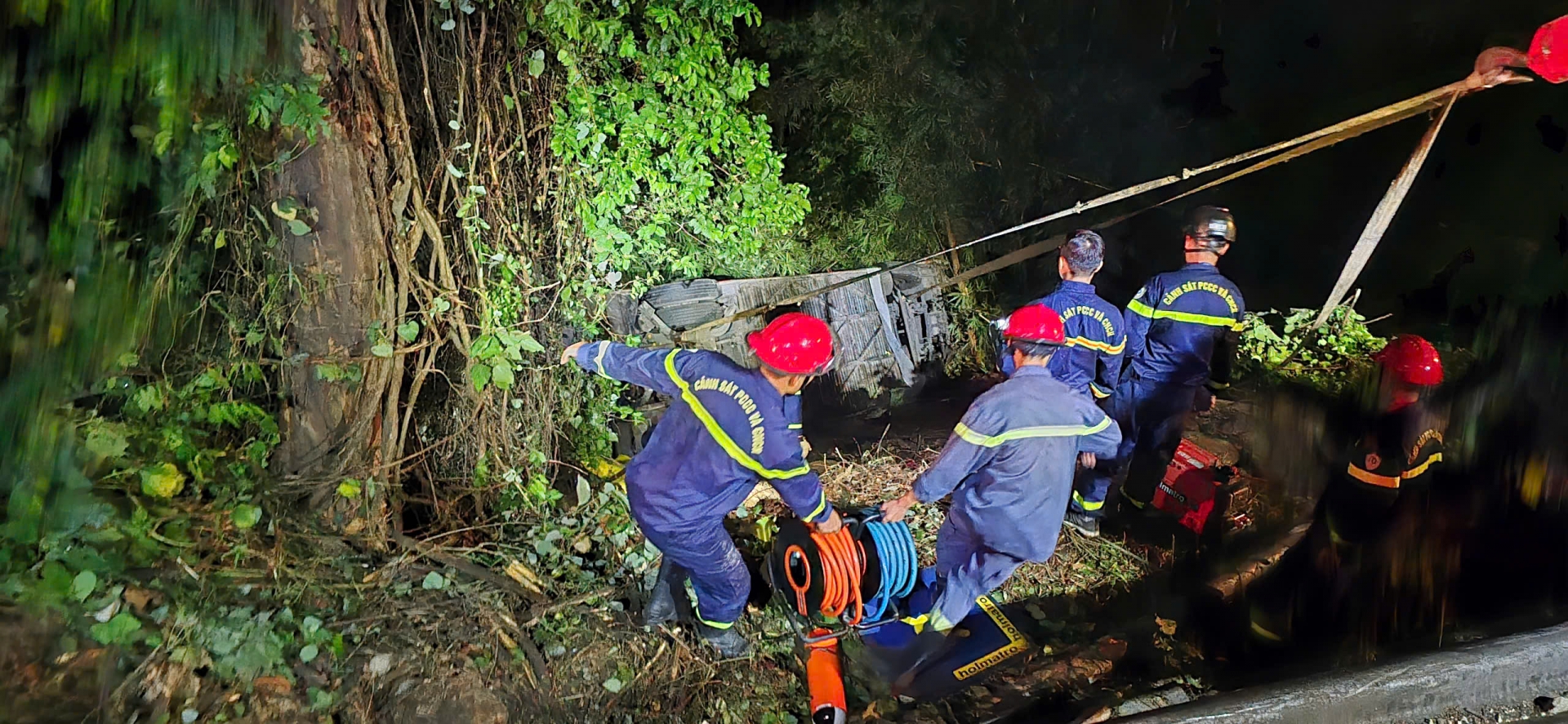 Tai nạn đ&egrave;o Bảo Lộc: Xe kh&aacute;ch t&ocirc;ng v&agrave;o hộ lan, trượt hơn 100m rồi lao xuống vực- Ảnh 1.