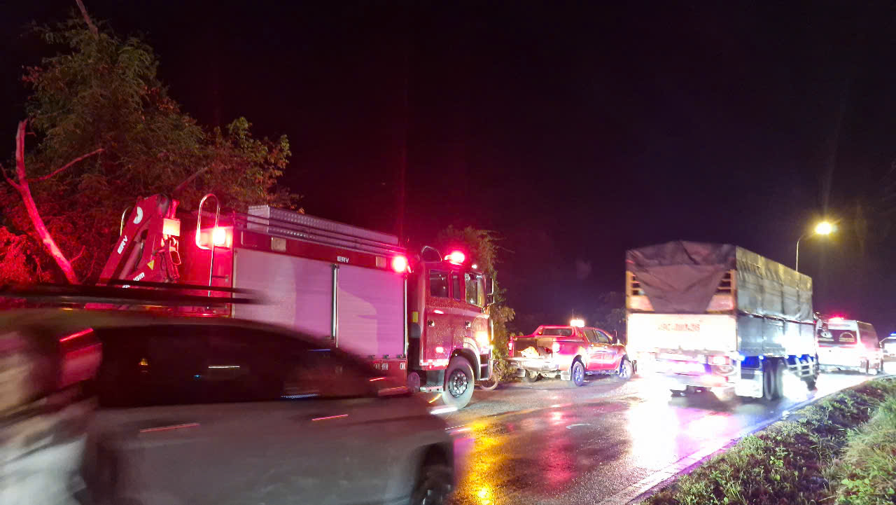 Tai nạn đ&egrave;o Bảo Lộc: Xe kh&aacute;ch t&ocirc;ng v&agrave;o hộ lan, trượt hơn 100m rồi lao xuống vực- Ảnh 6.