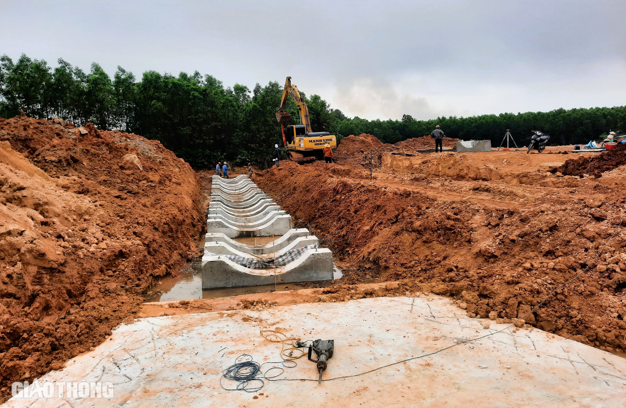 Dự &aacute;n chậm tiến độ vừa thay nh&agrave; thầu ở Quảng Trị đang thi c&ocirc;ng thế n&agrave;o?- Ảnh 6.