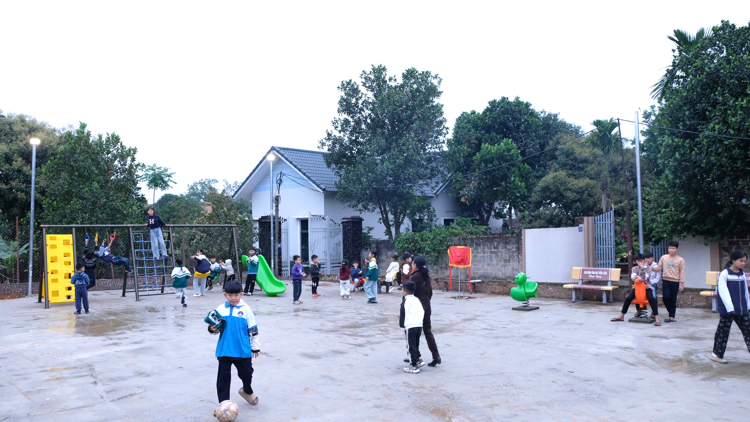 Đo&agrave;n Thanh ni&ecirc;n B&aacute;o X&acirc;y dựng chung tay x&acirc;y dựng s&acirc;n chơi cho trẻ v&ugrave;ng kh&oacute; khăn- Ảnh 1.