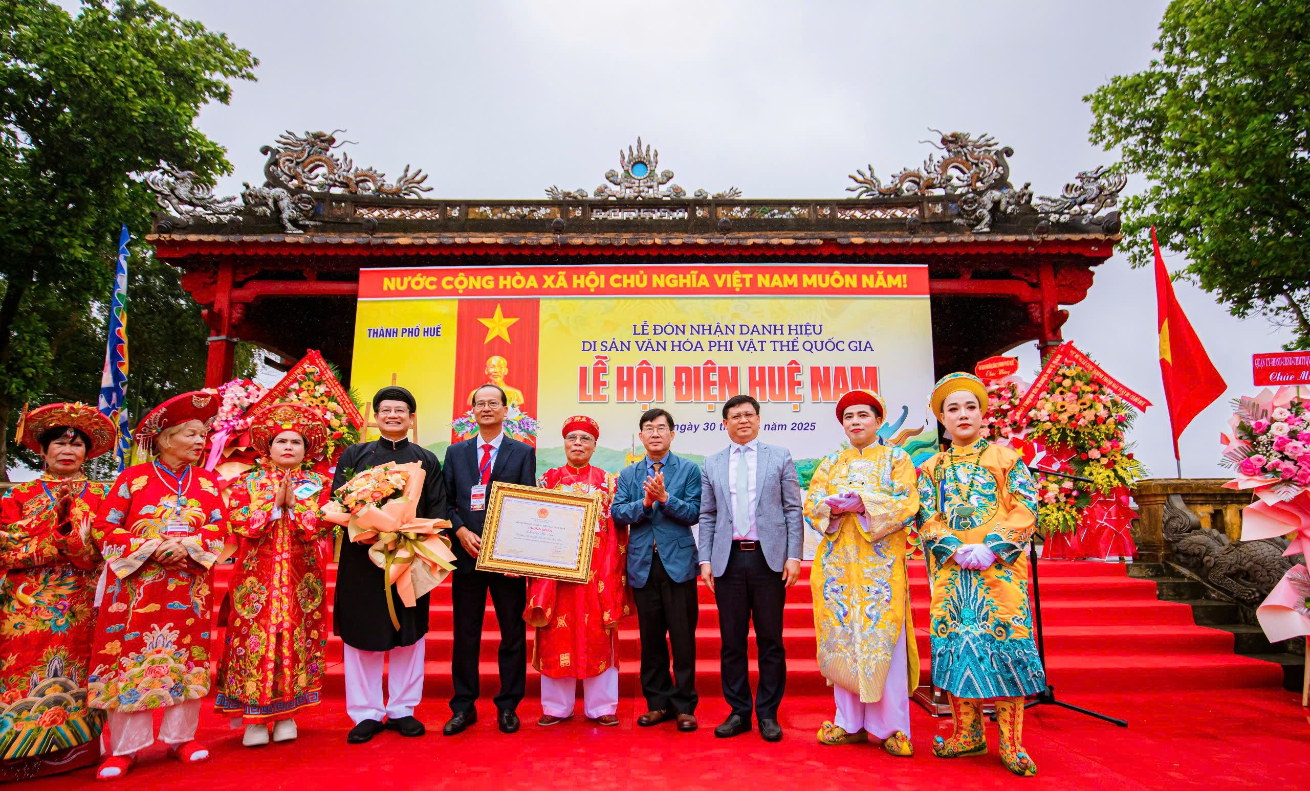 Huế đ&oacute;n nhận danh hiệu Di sản văn h&oacute;a phi vật thể quốc gia lễ hội điện Huệ Nam- Ảnh 1.