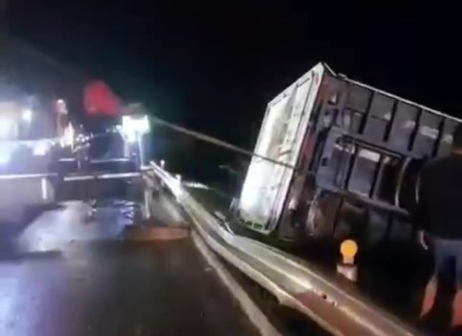 Ô tô tải lật trên cao tốc Cam Lộ - La Sơn, 2 người bị thương- Ảnh 1. Ô tô tải lật trên cao tốc Cam Lộ - La Sơn, 2 người bị thương- Ảnh 1.