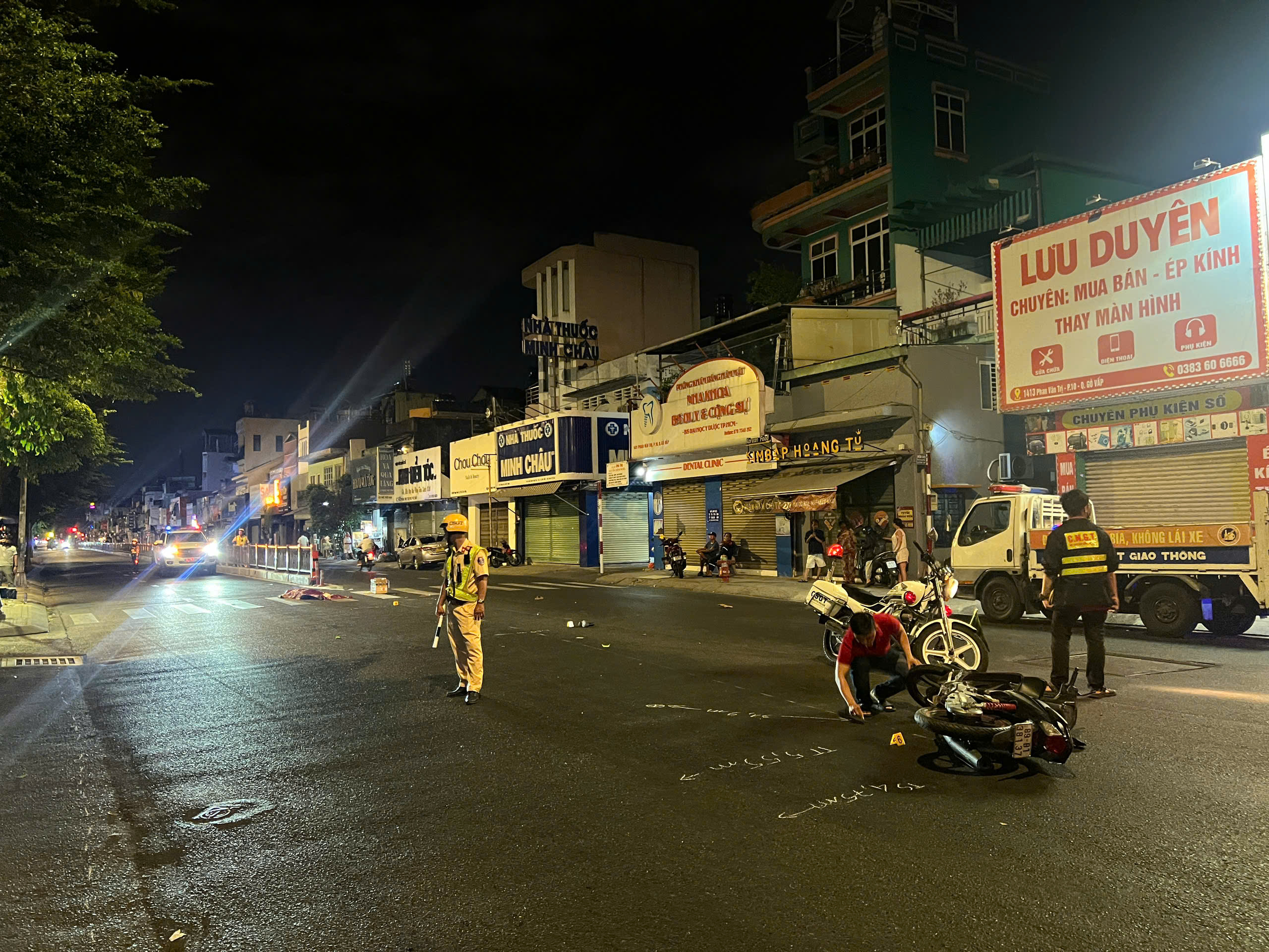 Xe m&aacute;y trượt d&agrave;i tr&ecirc;n đường l&uacute;c rạng s&aacute;ng, một thanh ni&ecirc;n tử vong- Ảnh 2.