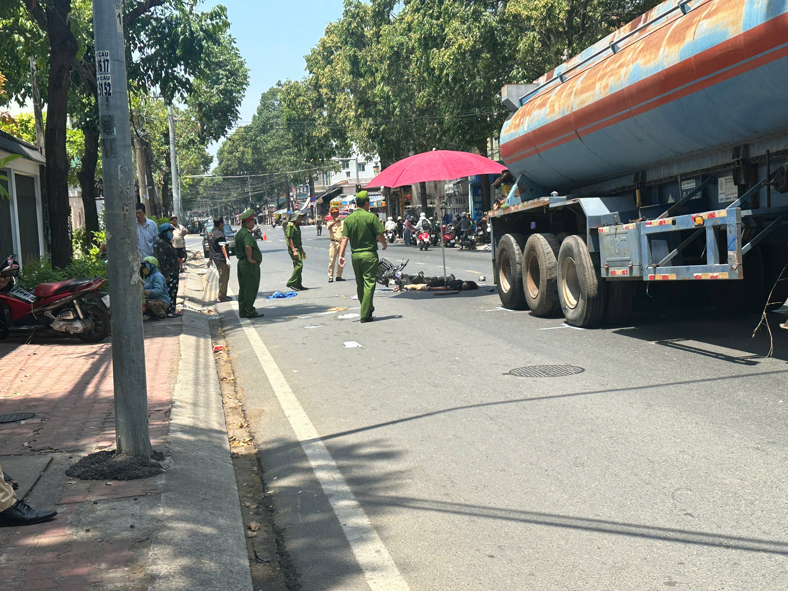 Va chạm giữa xe bồn v&agrave; xe đạp điện, nam sinh lớp 9 tử vong thương t&acirc;m- Ảnh 2.