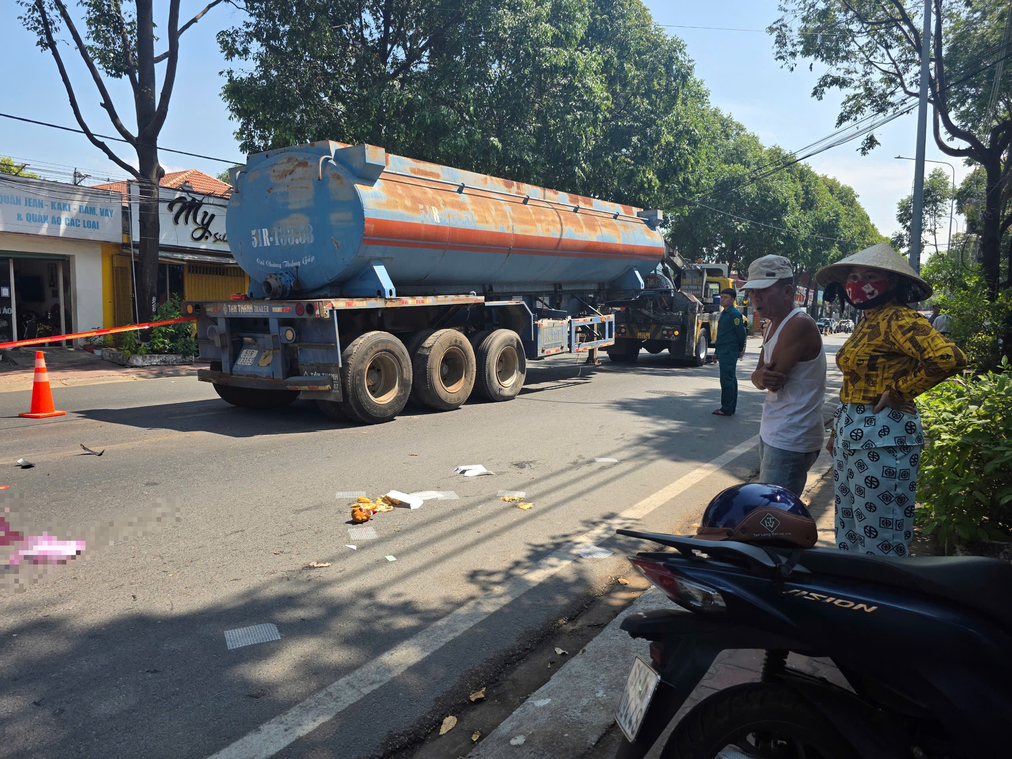 Va chạm giữa xe bồn v&agrave; xe đạp điện, nam sinh lớp 9 tử vong thương t&acirc;m- Ảnh 1.