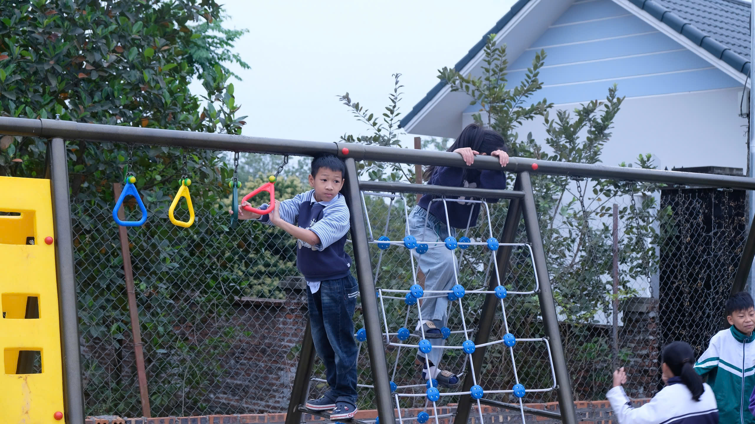 Đo&agrave;n Thanh ni&ecirc;n B&aacute;o X&acirc;y dựng chung tay x&acirc;y dựng s&acirc;n chơi cho trẻ v&ugrave;ng kh&oacute; khăn- Ảnh 3.