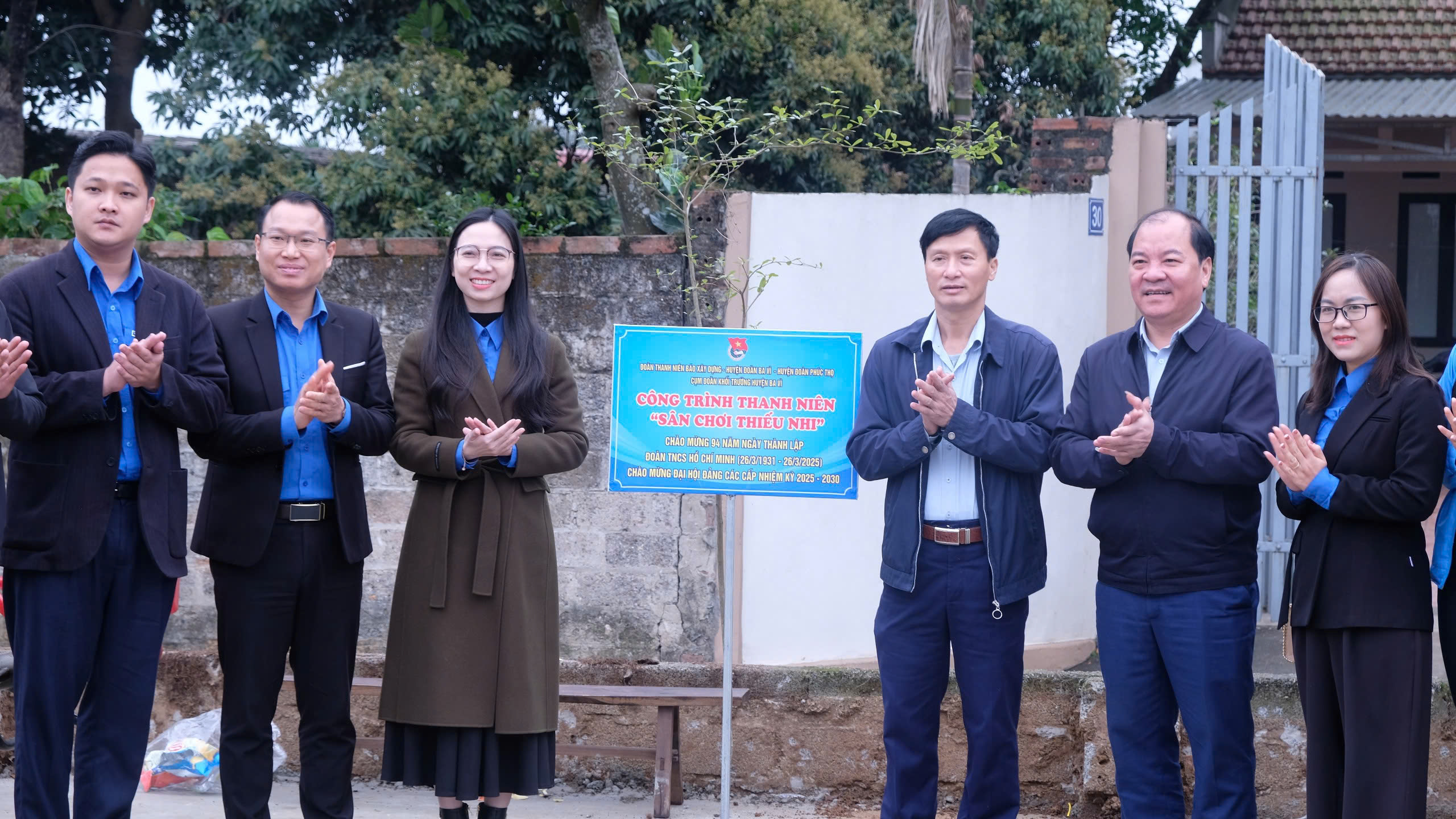 Đo&agrave;n Thanh ni&ecirc;n B&aacute;o X&acirc;y dựng chung tay x&acirc;y dựng s&acirc;n chơi cho trẻ v&ugrave;ng kh&oacute; khăn- Ảnh 7.