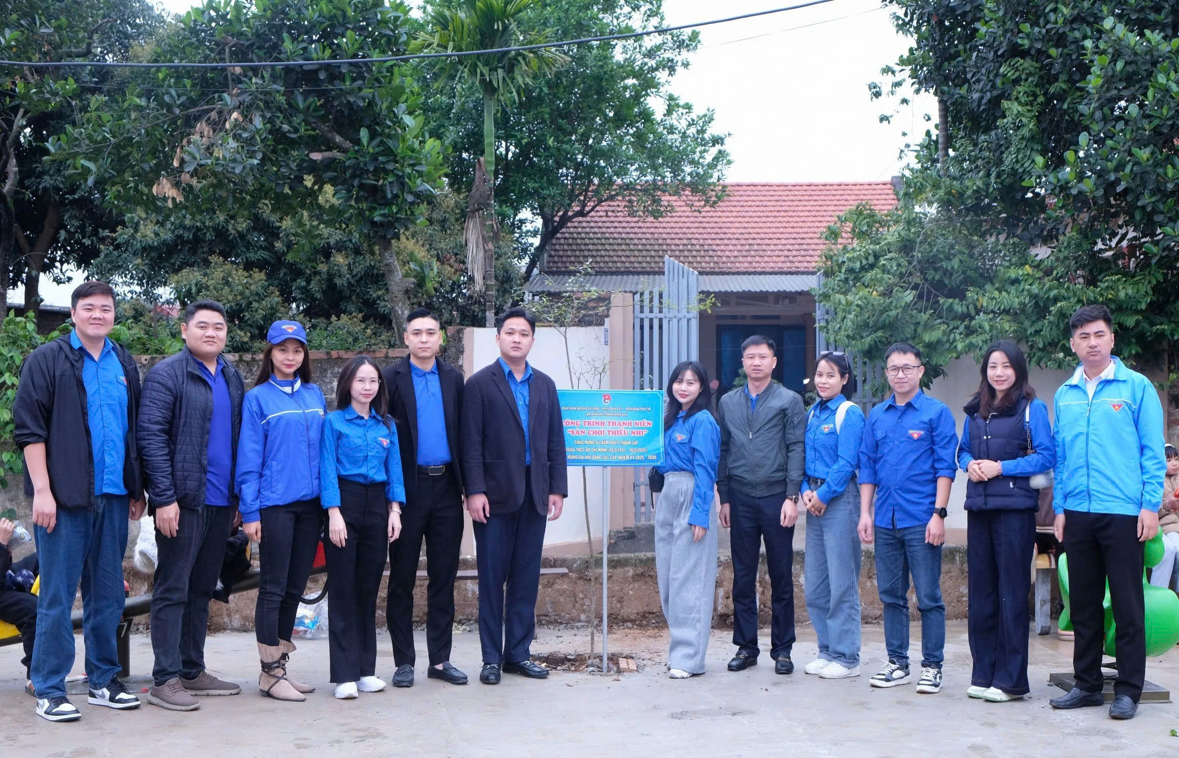 Đo&agrave;n Thanh ni&ecirc;n B&aacute;o X&acirc;y dựng chung tay x&acirc;y dựng s&acirc;n chơi cho trẻ v&ugrave;ng kh&oacute; khăn- Ảnh 8.