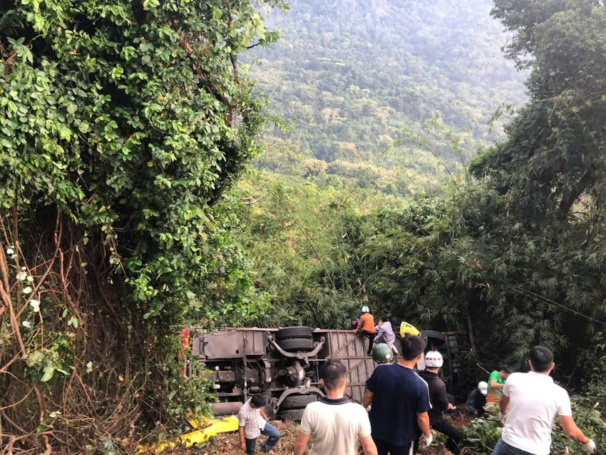 Xe kh&aacute;ch lao xuống vực đ&egrave;o Bảo Lộc, 1 người tử vong, nhiều người bị thương- Ảnh 2.