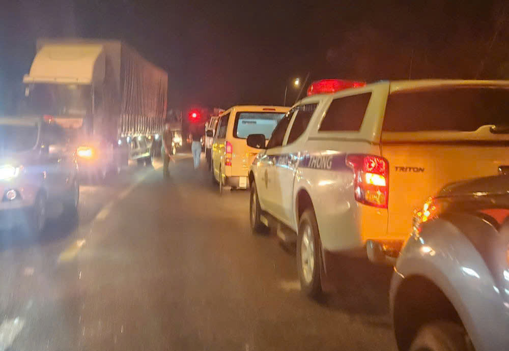 Tai nạn đ&egrave;o Bảo Lộc: Xe kh&aacute;ch t&ocirc;ng v&agrave;o hộ lan, trượt hơn 100m rồi lao xuống vực- Ảnh 9.