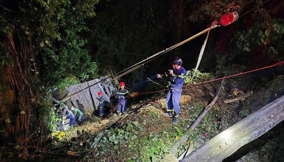 Vụ tai nạn ở đèo Bảo Lộc: 35 người được cứu, cẩu xe khách lên trong đêm- Ảnh 3. Vụ tai nạn ở đèo Bảo Lộc: 35 người được cứu, cẩu xe khách lên trong đêm- Ảnh 3.