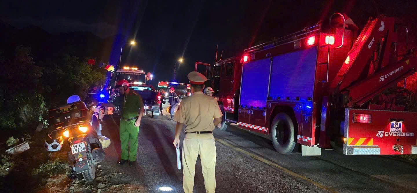 Vụ tai nạn ở đèo Bảo Lộc: 35 người được cứu, cẩu xe khách lên trong đêm- Ảnh 5. Vụ tai nạn ở đèo Bảo Lộc: 35 người được cứu, cẩu xe khách lên trong đêm- Ảnh 5.