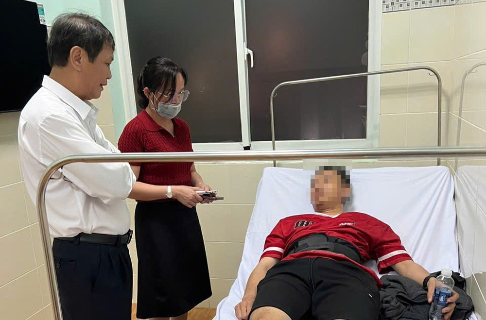 Vụ tai nạn ở đèo Bảo Lộc: 35 người được cứu, cẩu xe khách lên trong đêm- Ảnh 2. Vụ tai nạn ở đèo Bảo Lộc: 35 người được cứu, cẩu xe khách lên trong đêm- Ảnh 2.