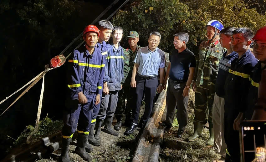 Vụ tai nạn ở đèo Bảo Lộc: 35 người được cứu, cẩu xe khách lên trong đêm- Ảnh 1. Vụ tai nạn ở đèo Bảo Lộc: 35 người được cứu, cẩu xe khách lên trong đêm- Ảnh 1.