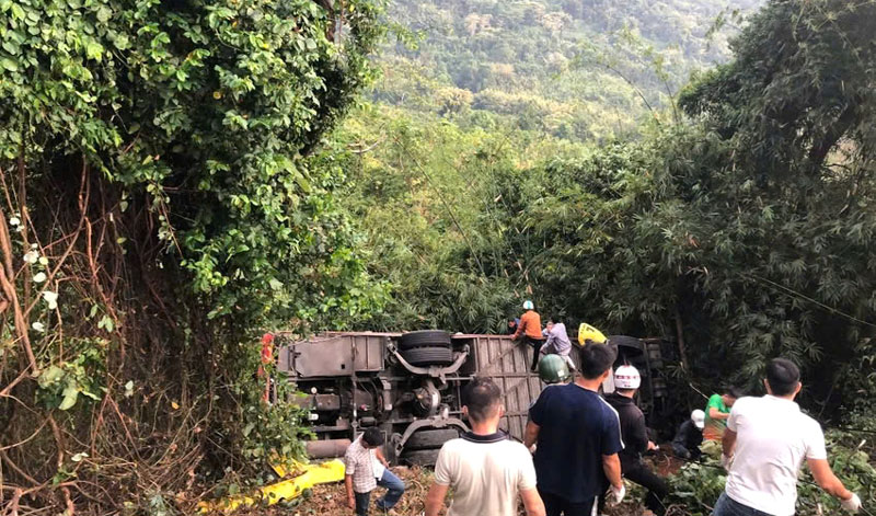 Hiện trường xe kh&aacute;ch lao xuống vực ở đường đ&egrave;o Bảo Lộc.