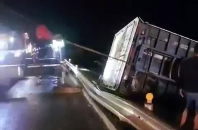 Lực lượng chức năng đang ph&acirc;n luồng giao th&ocirc;ng, cẩu &ocirc; t&ocirc; tải bị lật tại hiện trường (Ảnh cắt từ clip).