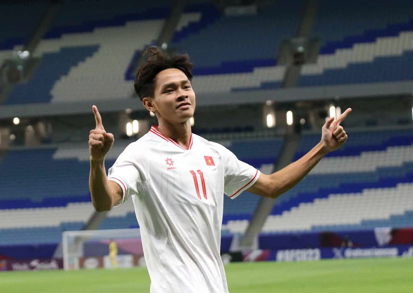 Sao trẻ tuyển Việt Nam b&aacute;o tin cho&aacute;ng v&aacute;ng cho HLV Kim Sang-sik- Ảnh 1.