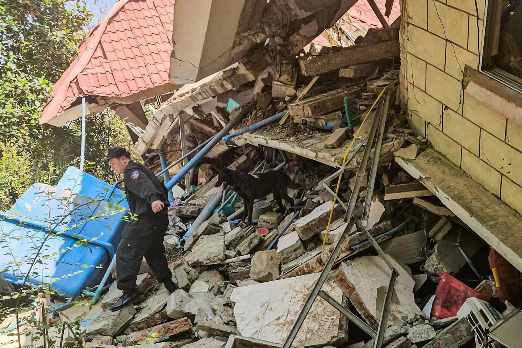 Cứu hộ Việt Nam sử dụng radar qu&eacute;t xuy&ecirc;n tường t&igrave;m nạn nh&acirc;n động đất ở Myanmar- Ảnh 7.