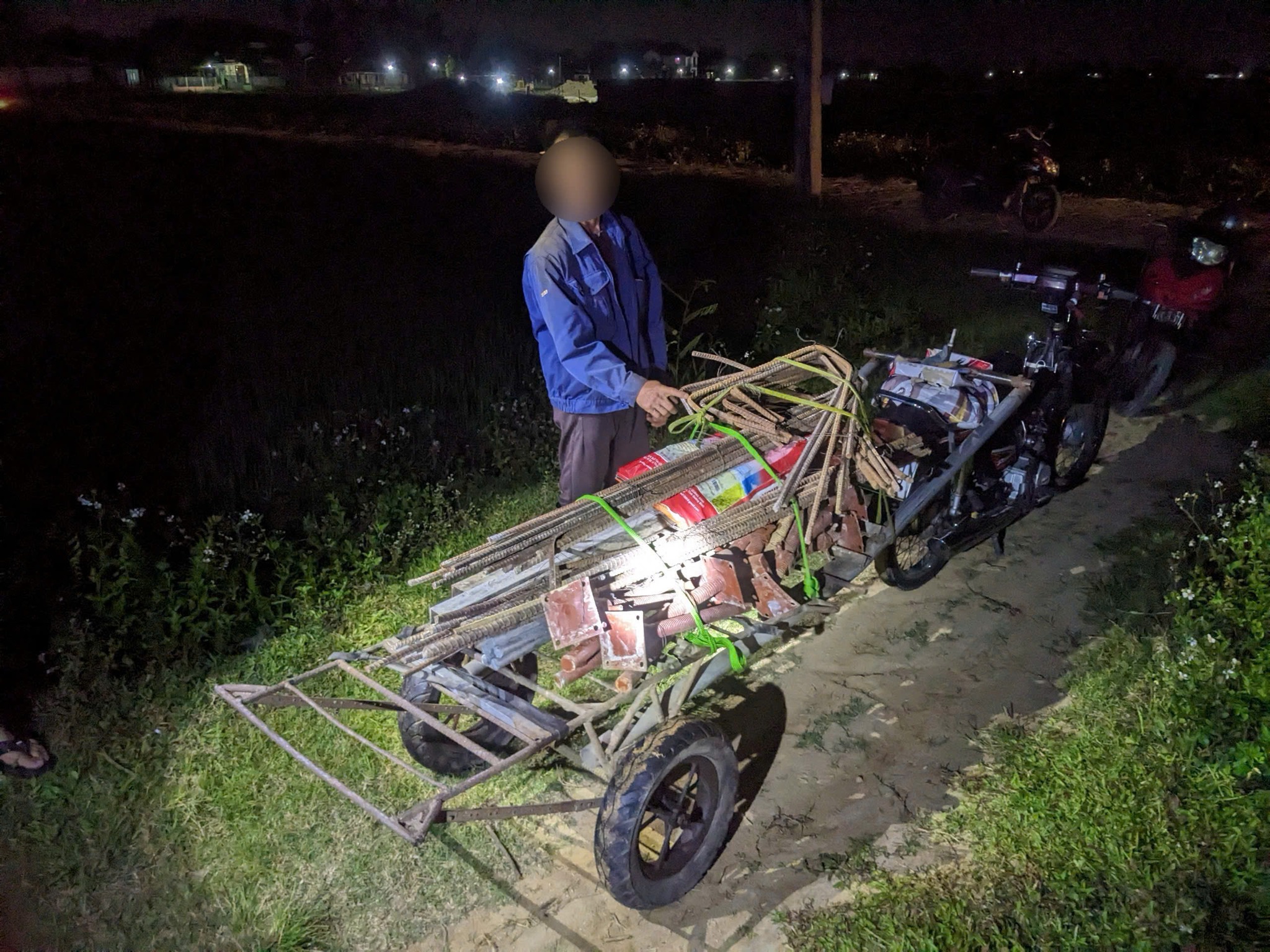 Bắt nghi can trộm vật tư thi c&ocirc;ng dự &aacute;n đường 3.500 tỷ- Ảnh 1.