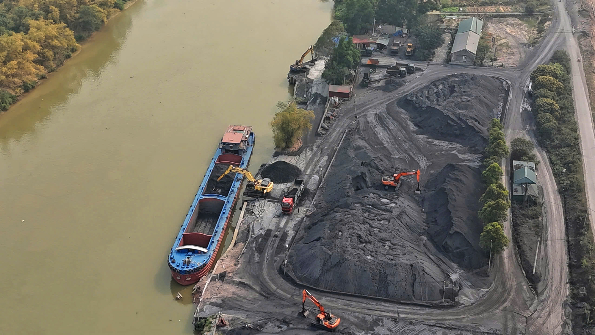 Bắc Giang: Người dân khổ sở vì bãi than gây ô nhiễm- Ảnh 2. Bắc Giang: Người dân khổ sở vì bãi than gây ô nhiễm- Ảnh 2.