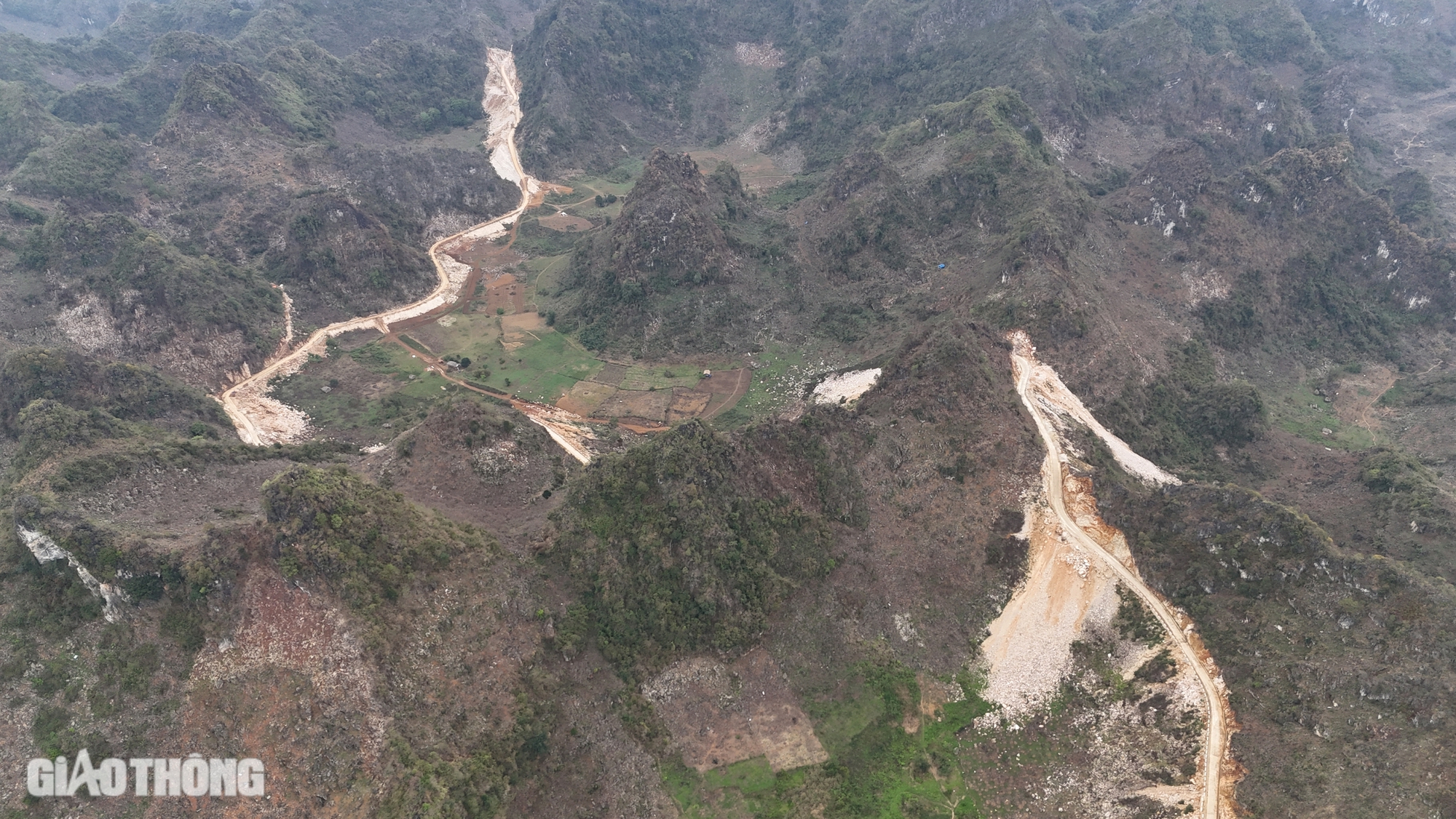 Cận cảnh tuyến đường xuy&ecirc;n n&uacute;i đ&aacute;, ph&aacute; thế độc đạo v&agrave;o v&ugrave;ng na ở Lạng Sơn- Ảnh 3.