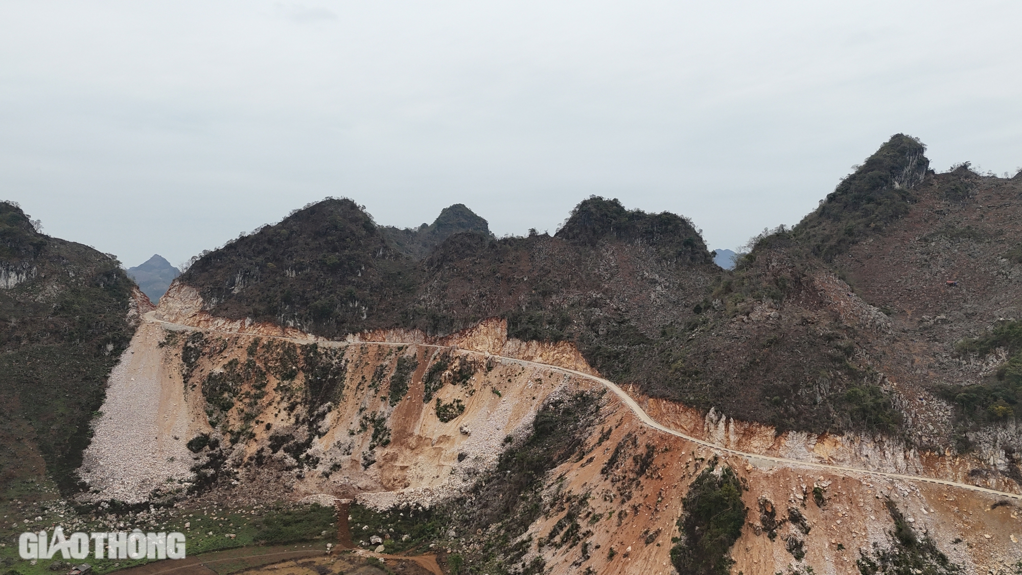 Cận cảnh tuyến đường xuy&ecirc;n n&uacute;i đ&aacute;, ph&aacute; thế độc đạo v&agrave;o v&ugrave;ng na ở Lạng Sơn- Ảnh 4.