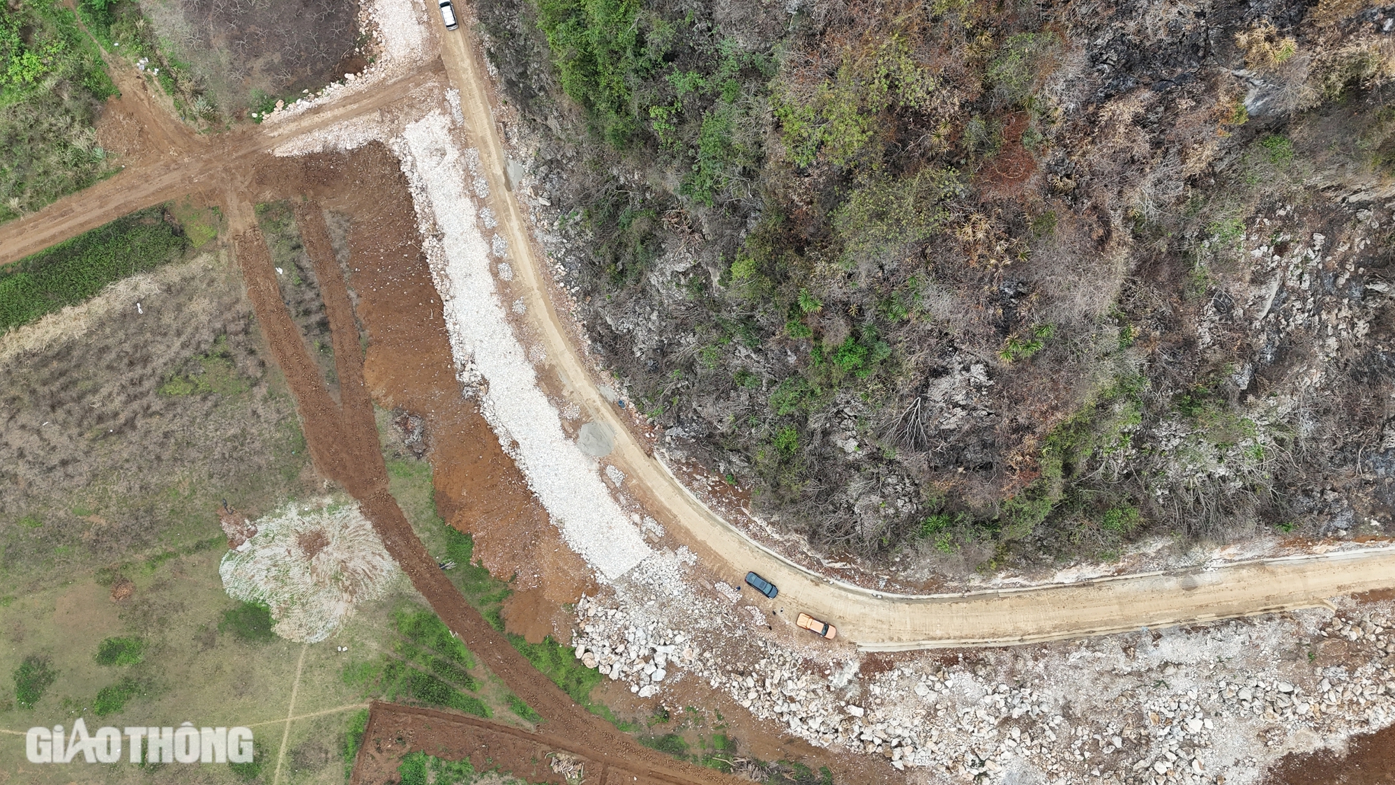 Cận cảnh tuyến đường xuy&ecirc;n n&uacute;i đ&aacute;, ph&aacute; thế độc đạo v&agrave;o v&ugrave;ng na ở Lạng Sơn- Ảnh 8.