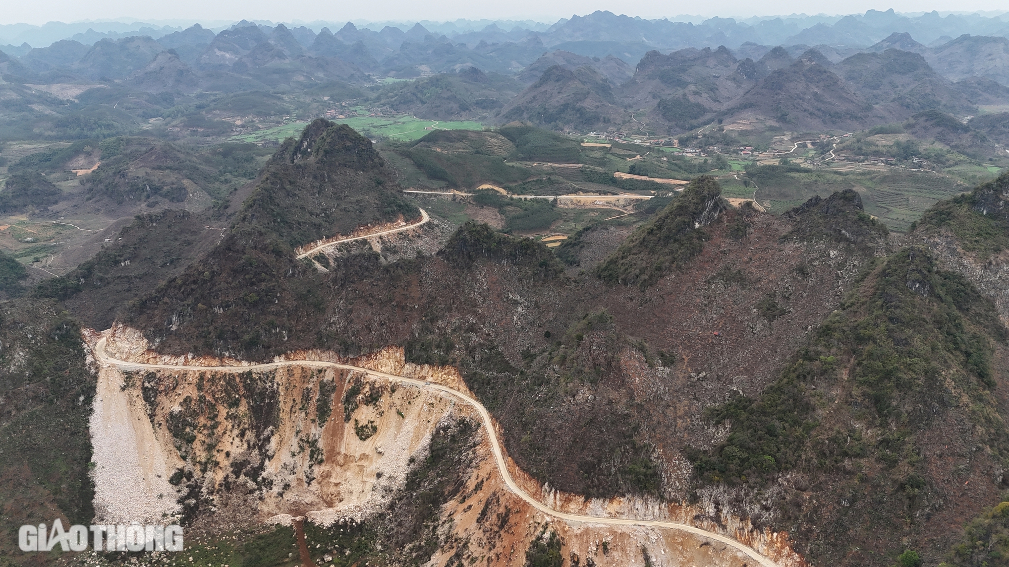 Cận cảnh tuyến đường xuy&ecirc;n n&uacute;i đ&aacute;, ph&aacute; thế độc đạo v&agrave;o v&ugrave;ng na ở Lạng Sơn- Ảnh 2.