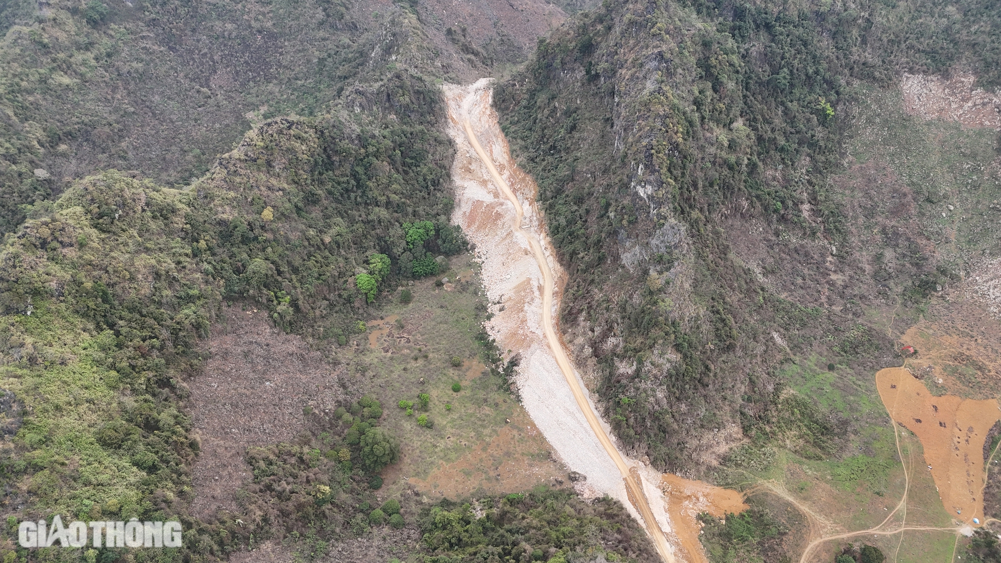 Cận cảnh tuyến đường xuy&ecirc;n n&uacute;i đ&aacute;, ph&aacute; thế độc đạo v&agrave;o v&ugrave;ng na ở Lạng Sơn- Ảnh 9.