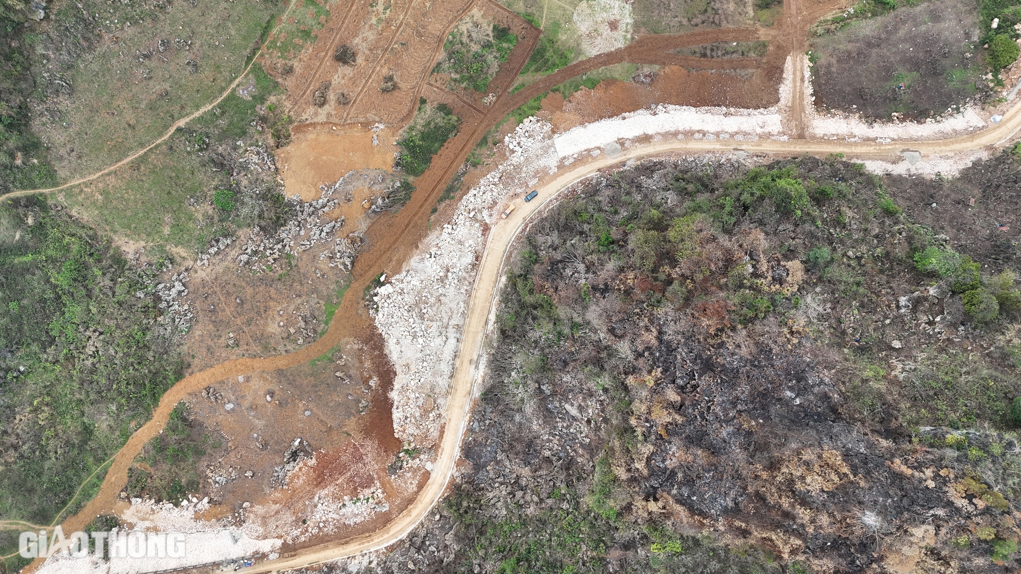 Cận cảnh tuyến đường xuy&ecirc;n n&uacute;i đ&aacute;, ph&aacute; thế độc đạo v&agrave;o v&ugrave;ng na ở Lạng Sơn- Ảnh 10.