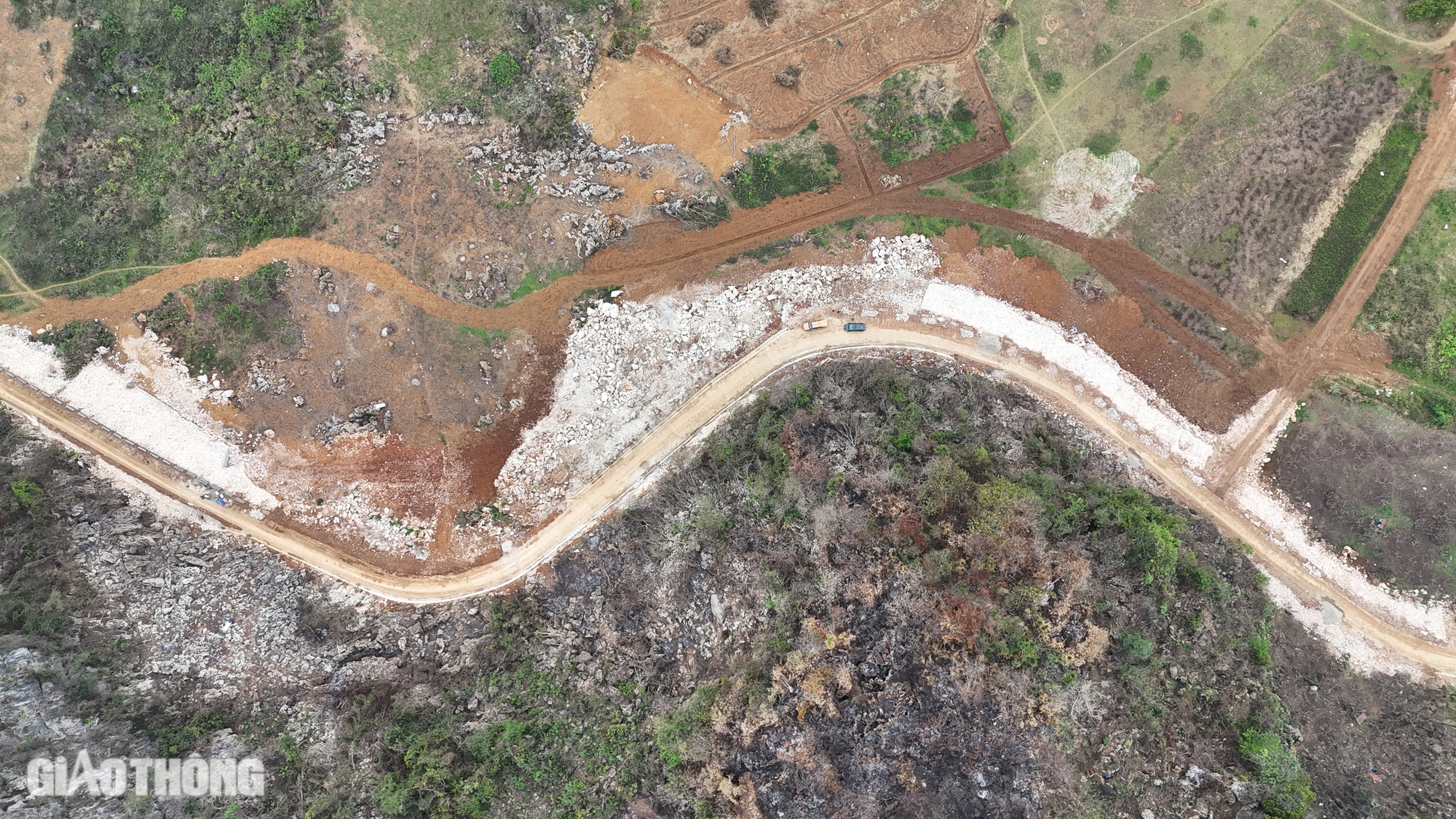 Cận cảnh tuyến đường xuy&ecirc;n n&uacute;i đ&aacute;, ph&aacute; thế độc đạo v&agrave;o v&ugrave;ng na ở Lạng Sơn- Ảnh 7.