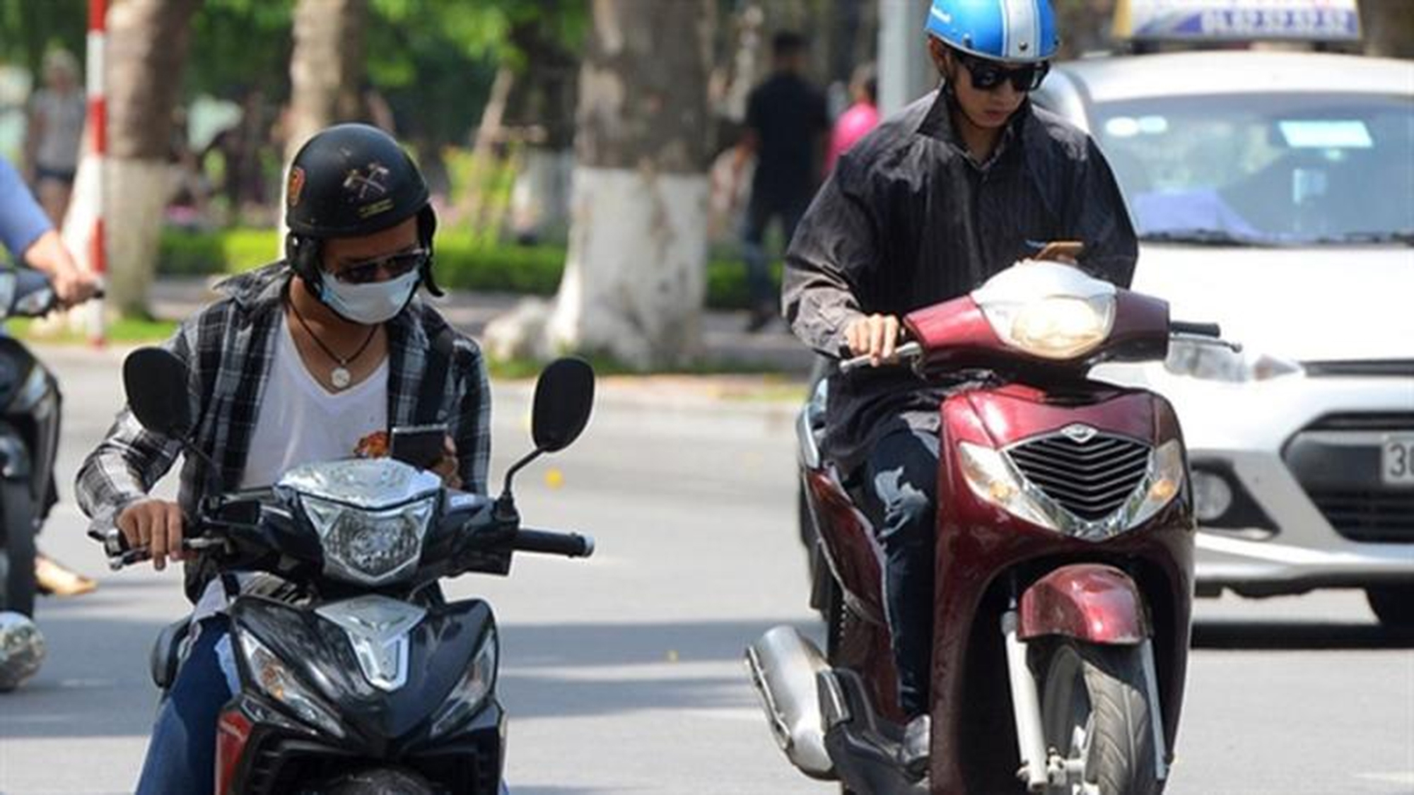 Dừng xe máy để nghe điện thoại có bị phạt không?- Ảnh 1. Dừng xe máy để nghe điện thoại có bị phạt không?- Ảnh 1.