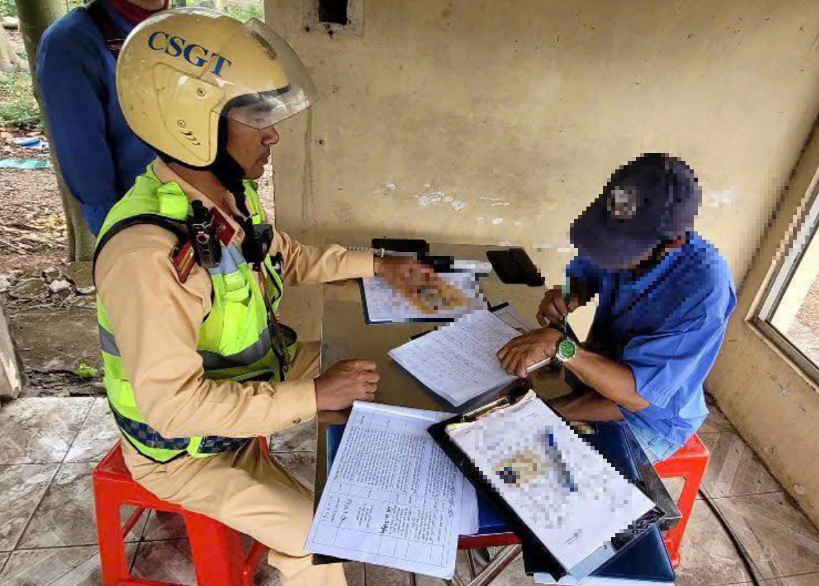 Xử phạt t&agrave;i xế xe bu&yacute;t đi ngược chiều tr&ecirc;n QL1 qua Đồng Nai- Ảnh 2.