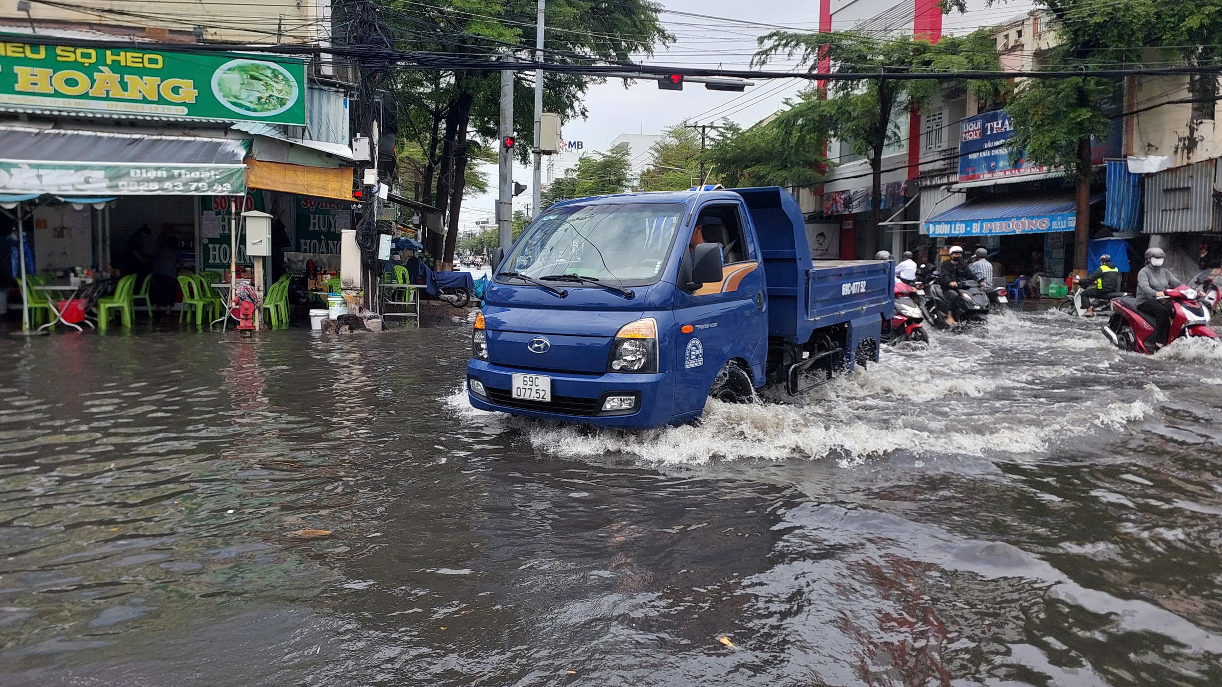 Mưa lớn tr&aacute;i m&ugrave;a xuất hiện giữa trưa, nhiều tuyến đường ở TP C&agrave; Mau ngập s&acirc;u- Ảnh 2.