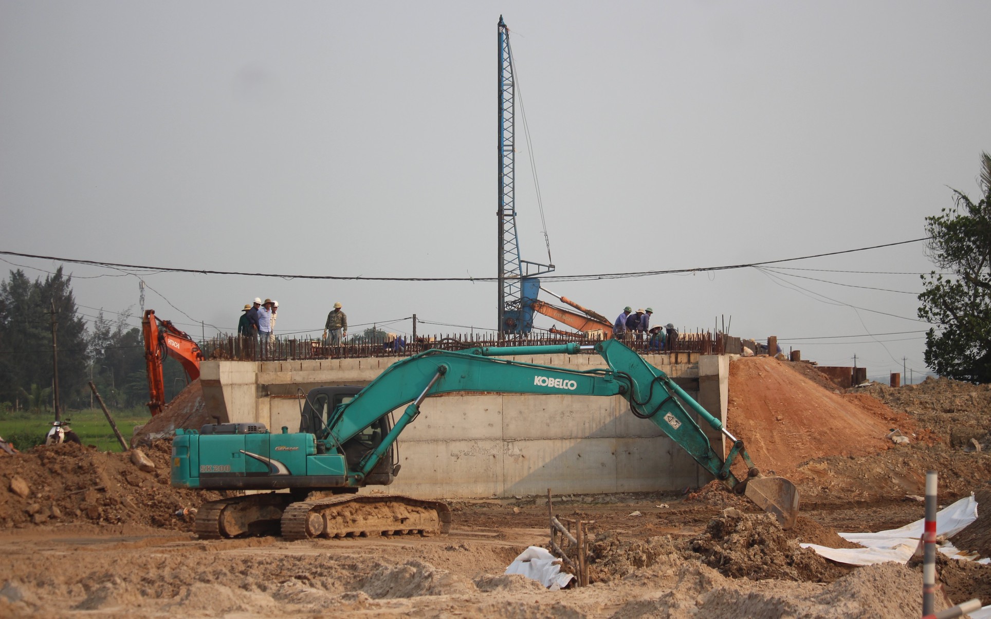 Hai khu tái định cư dự án đường tránh Đông Hà đang triển khai thế nào?- Ảnh 3. Gỡ vướng mặt bằng, đẩy nhanh thi công đường tránh TP Đông Hà