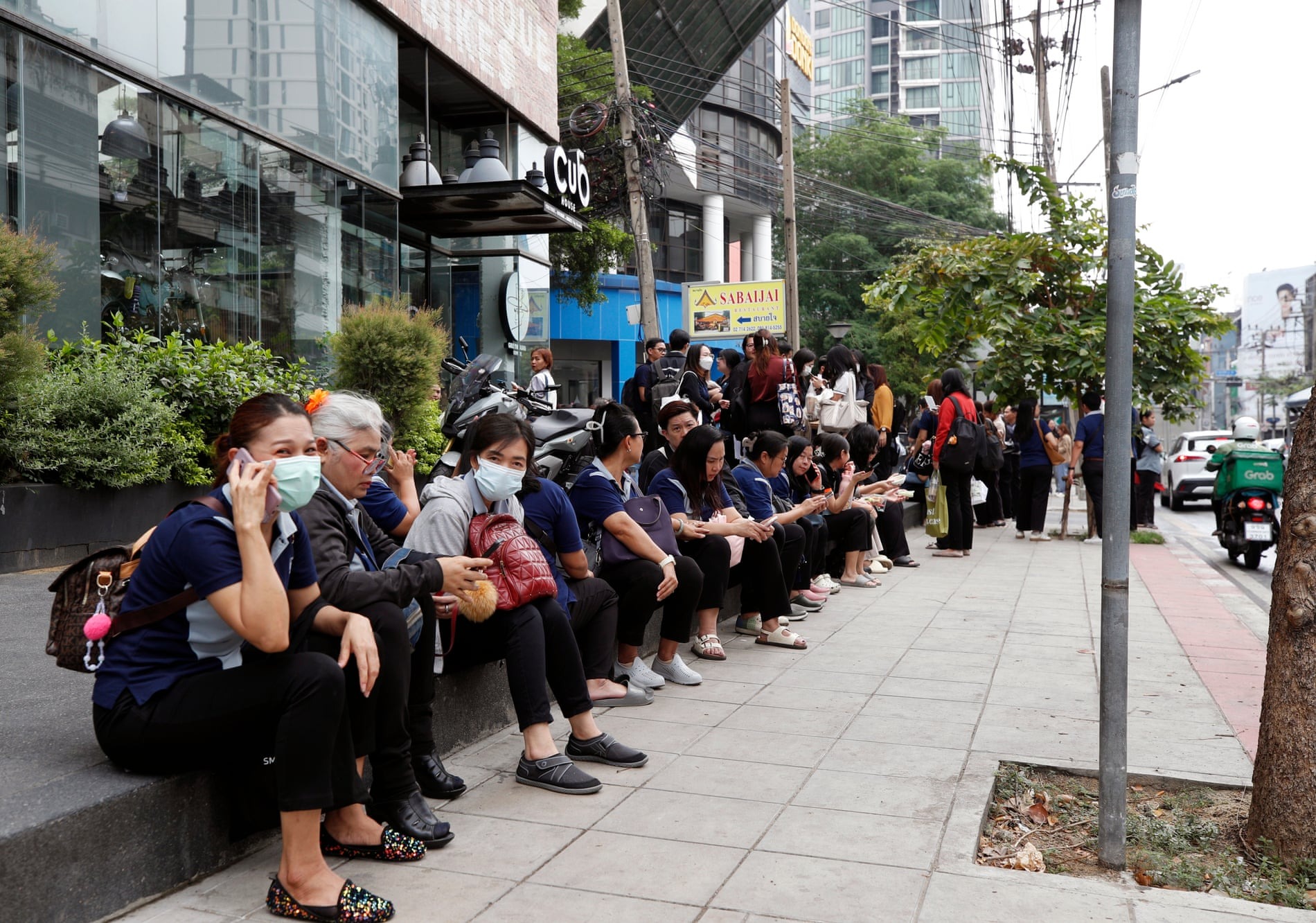 Phát hiện vết nứt, rung lắc tại nhiều tòa nhà, người dân Bangkok vội sơ tán- Ảnh 1. Phát hiện vết nứt, rung lắc tại nhiều tòa nhà, người dân Bangkok vội sơ tán- Ảnh 1.