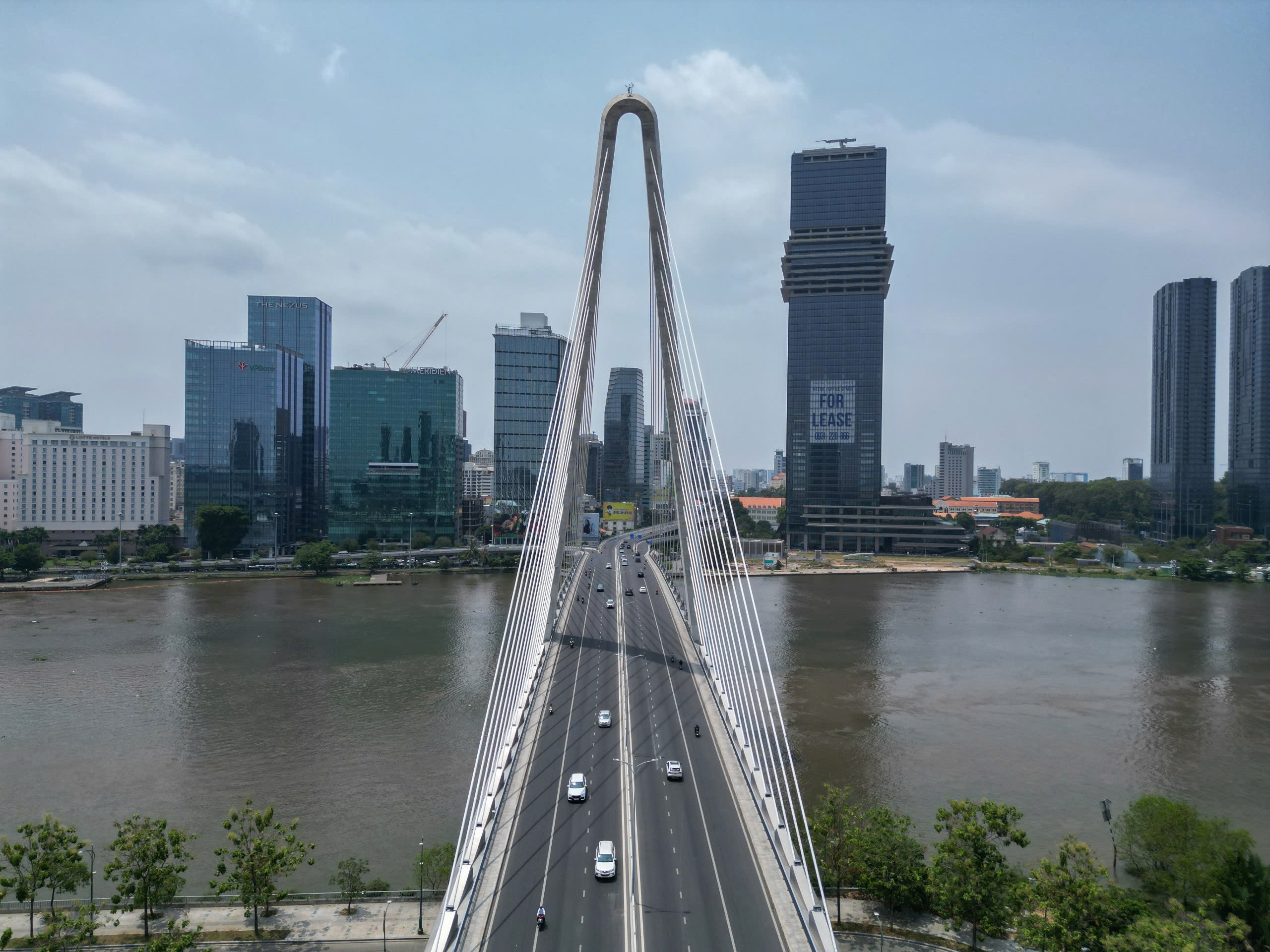 TP.HCM: Cấm đường, cấm dừng đỗ phục vụ lễ kỷ niệm 50 năm Ng&agrave;y Giải ph&oacute;ng miền Nam 30/4- Ảnh 1.