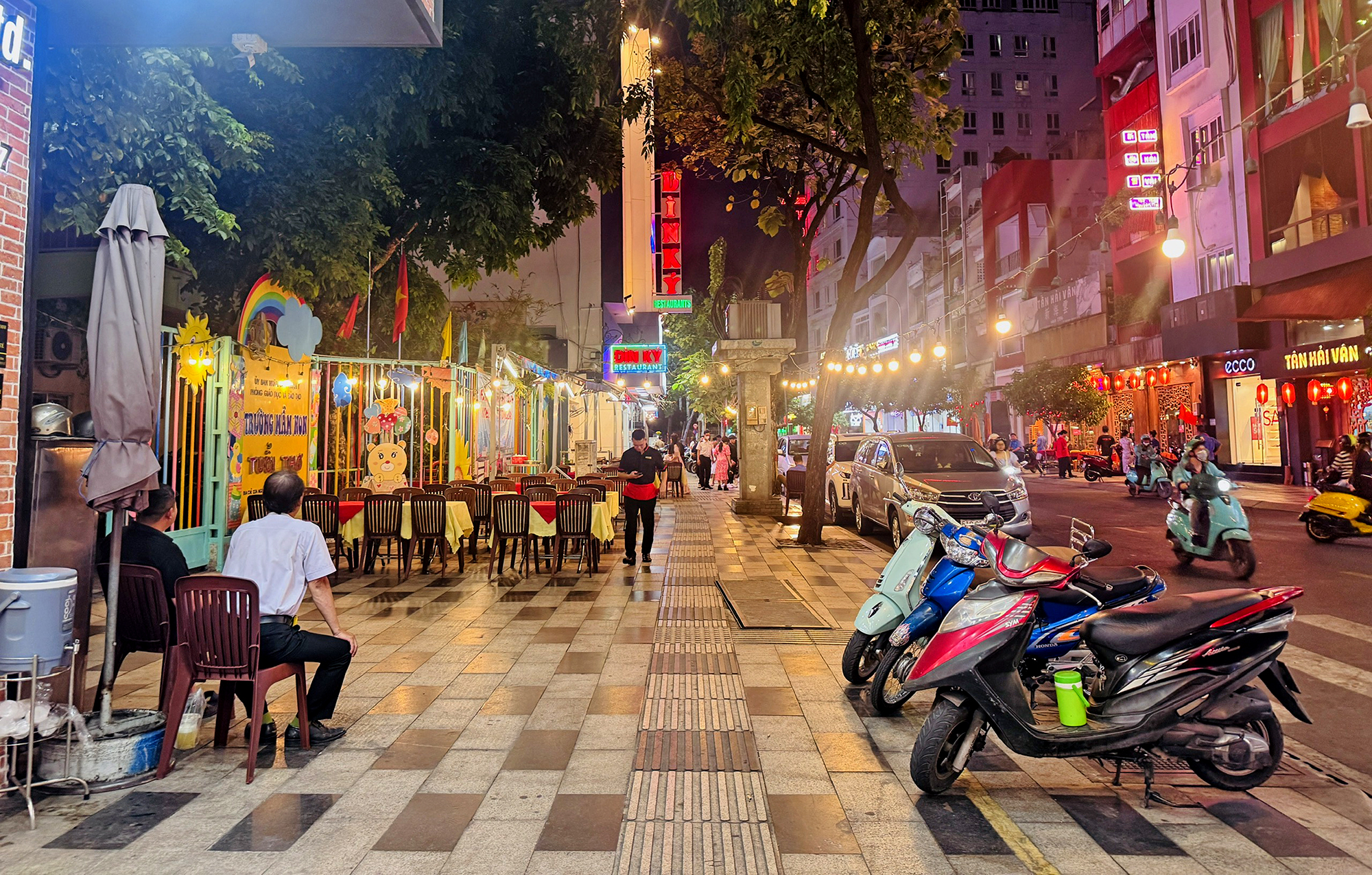 Ngăn nhóm lợi ích từ vỉa hè, lòng đường- Ảnh 1. Ngăn nhóm lợi ích từ vỉa hè, lòng đường- Ảnh 1.