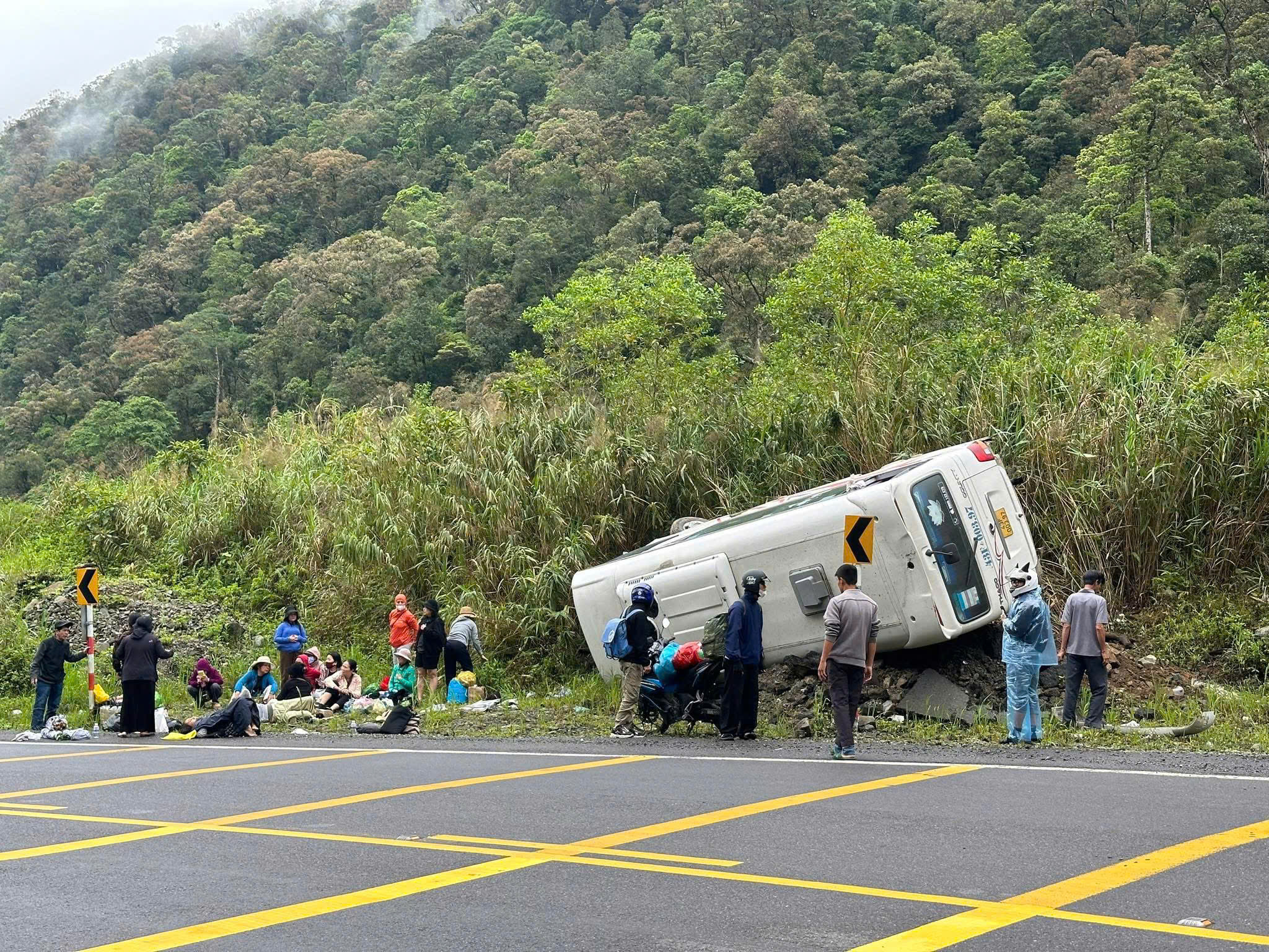 Danh tính 6 nạn nhân vụ lật xe khách trên đèo Khánh Lê- Ảnh 2. Danh tính 6 nạn nhân vụ lật xe khách trên đèo Khánh Lê- Ảnh 2.
