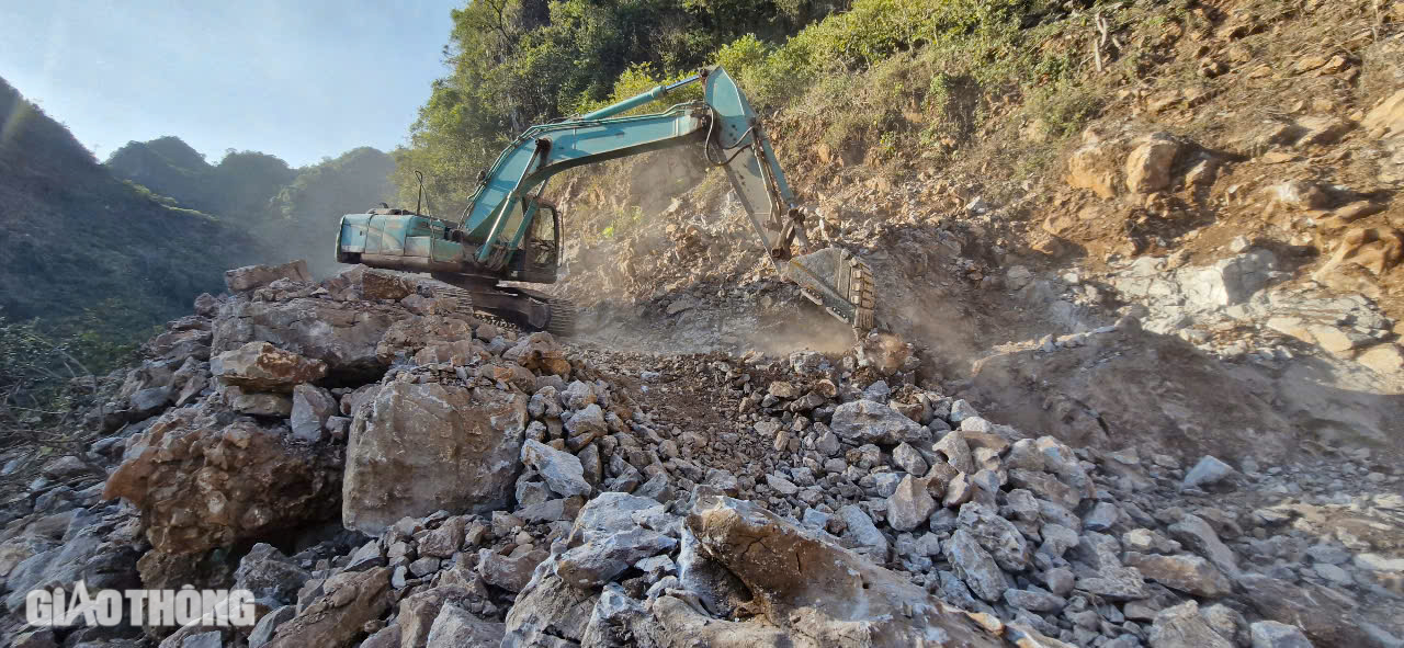 Cận cảnh tuyến đường xuy&ecirc;n n&uacute;i đ&aacute;, ph&aacute; thế độc đạo v&agrave;o v&ugrave;ng na ở Lạng Sơn- Ảnh 15.