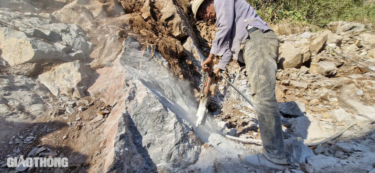 Cận cảnh tuyến đường xuy&ecirc;n n&uacute;i đ&aacute;, ph&aacute; thế độc đạo v&agrave;o v&ugrave;ng na ở Lạng Sơn- Ảnh 14.