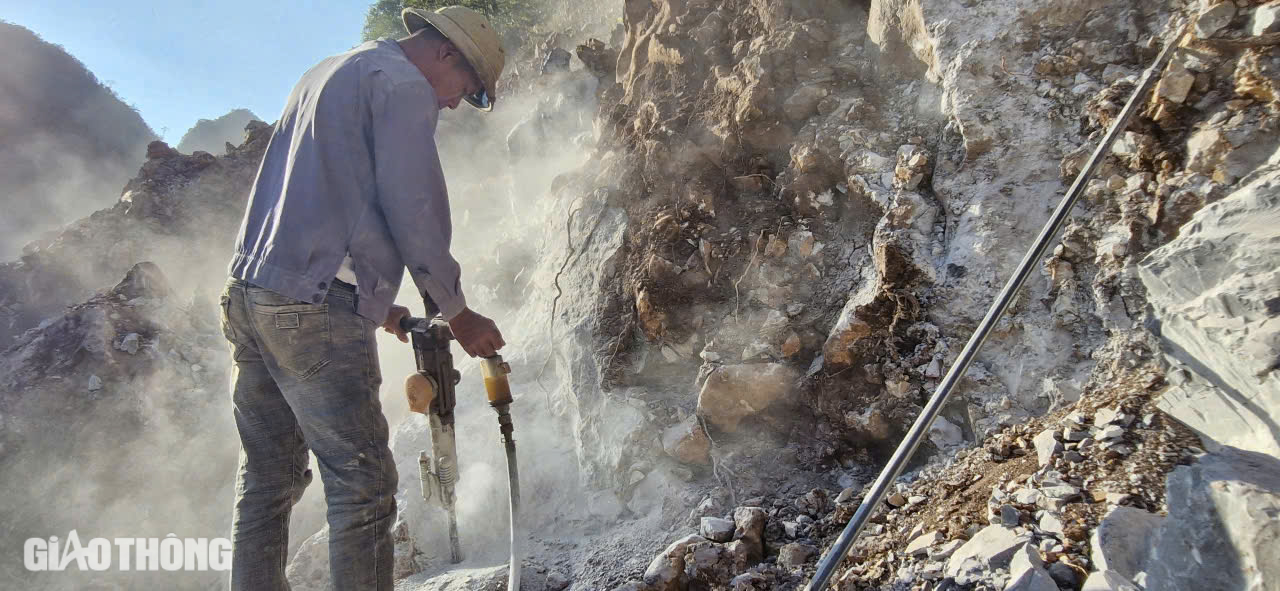 Cận cảnh tuyến đường xuy&ecirc;n n&uacute;i đ&aacute;, ph&aacute; thế độc đạo v&agrave;o v&ugrave;ng na ở Lạng Sơn- Ảnh 16.