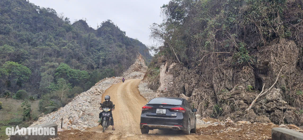 Cận cảnh tuyến đường xuy&ecirc;n n&uacute;i đ&aacute;, ph&aacute; thế độc đạo v&agrave;o v&ugrave;ng na ở Lạng Sơn- Ảnh 13.