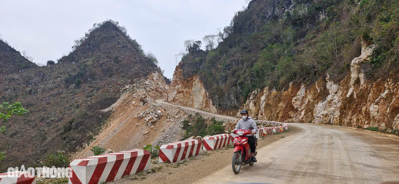 Cận cảnh tuyến đường xuy&ecirc;n n&uacute;i đ&aacute;, ph&aacute; thế độc đạo v&agrave;o v&ugrave;ng na ở Lạng Sơn- Ảnh 20.