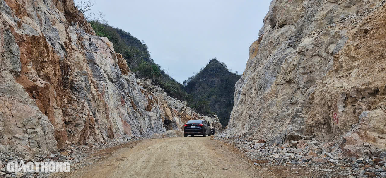 Cận cảnh tuyến đường xuy&ecirc;n n&uacute;i đ&aacute;, ph&aacute; thế độc đạo v&agrave;o v&ugrave;ng na ở Lạng Sơn- Ảnh 19.