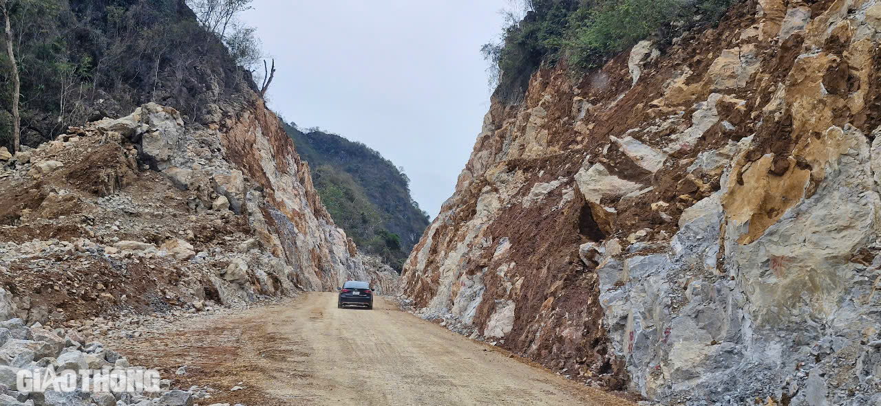 Cận cảnh tuyến đường xuy&ecirc;n n&uacute;i đ&aacute;, ph&aacute; thế độc đạo v&agrave;o v&ugrave;ng na ở Lạng Sơn- Ảnh 18.