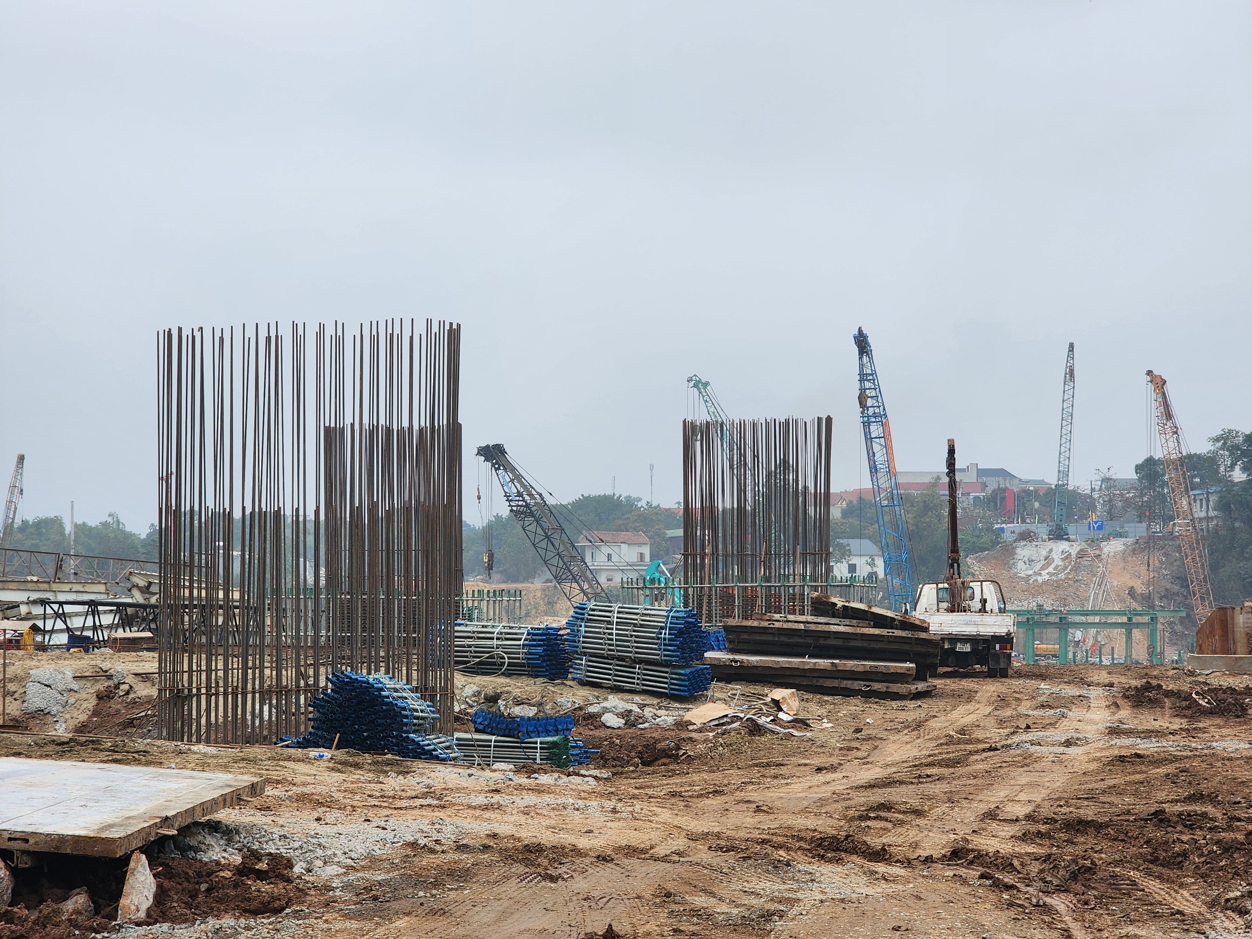 Rộn tiếng m&aacute;y tr&ecirc;n c&ocirc;ng trường x&acirc;y cầu Phong Ch&acirc;u mới- Ảnh 6.